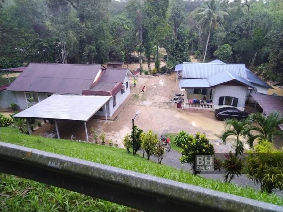 Hujan lebat berterusan sejak malam tadi  menyebabkan beberapa  buah  kampung dalam kawasan Janda Baik,  dilanda banjir kilat. - Foto Ihsan Pembaca.