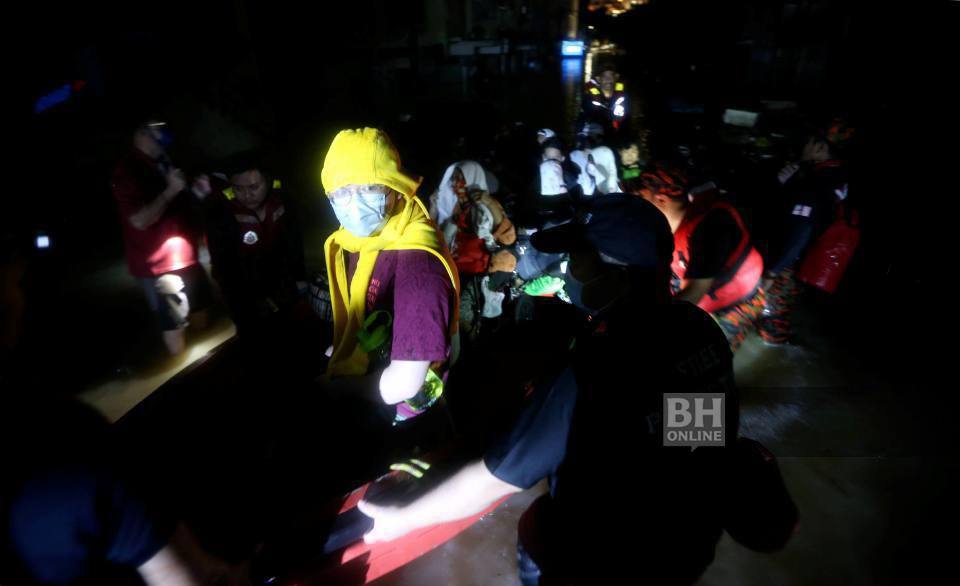 Anggota Bomba dan Penyelamat menurunkan mangsa yang terperangkap didalam rumah di Lorong Tiong Nam. - NSTP/Mohamad Shahril Badri Saali