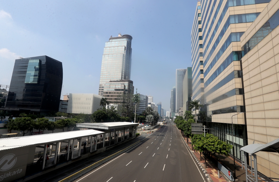 Jalan raya utama di Jakarta lengang selepas pelaksanaan perintah Pemberlakuan Pembatasan Kegiatan Masyarakat (PPKM) atau darurat, bermula semalam hingga 20 Julai ini. - Foto EPA 