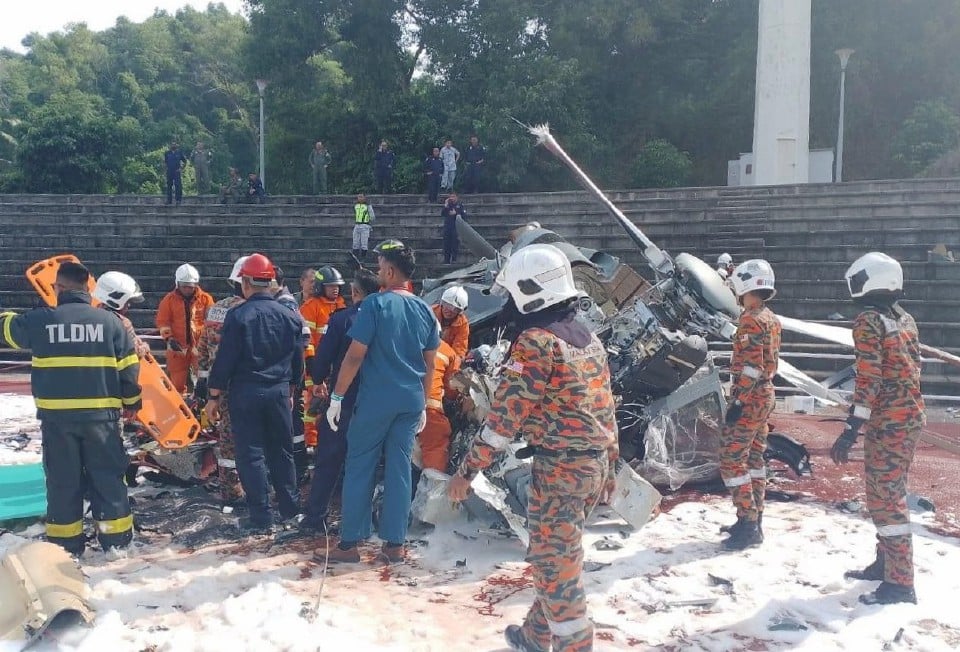 Bangkai pesawat selepas terbabit dalam insiden dua helikopter bertembung dan terhempas di Pangkalan Tentera Laut Diraja Malaysia (TLDM), hari ini.