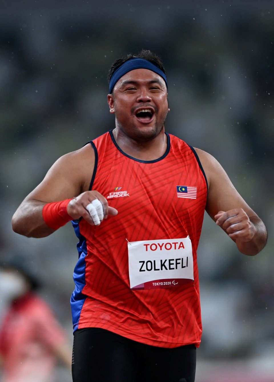 Atlet lontar peluru paralimpik negara Muhammad Ziyad Zokefli beraksi pada acara lontar peluru F20 (kategori masalah pembelajaran) pada Kejohanan Sukan Paralimpik Tokyo 2020 di Stadium Olimpik malam ini.- FOTO BERNAMA