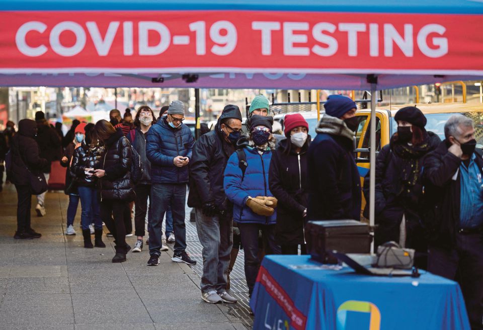 Orang ramai beratur untuk melakukan ujian saringan COVID-19 di New York. - Foto AFP 