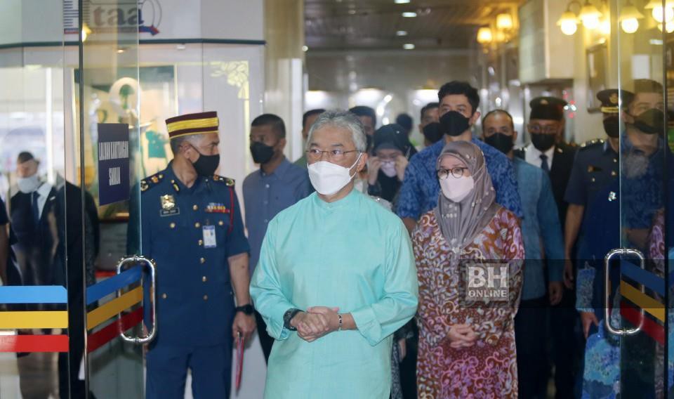 Al-Sultan Abdullah bersama Tunku Azizah tiba di Hospital Tengku Ampuan Afzan (HTAA) bagi melawat mangsa kebakaran, hari ini. NSTP/FARIZUL HAFIZ AWANG