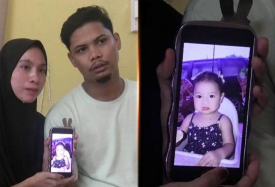 Ahmad Faris dan isteri menunjukkan gambar anak tunggalnya.
