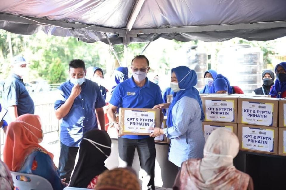 Noraini Ahmad menyampaikan sumbangan kotak makanan kepada mangsa banjir di Pagoh, Johor, hari ini. - Foto NSTP/Ihsan KPT