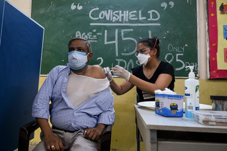 Saintis AS menguji saduran pada dinding untuk menjerap titisan air yang membawa virus. Gambar hiasan suntikan vaksin COVID-19 di New Delhi, hari ini. - Foto AFP