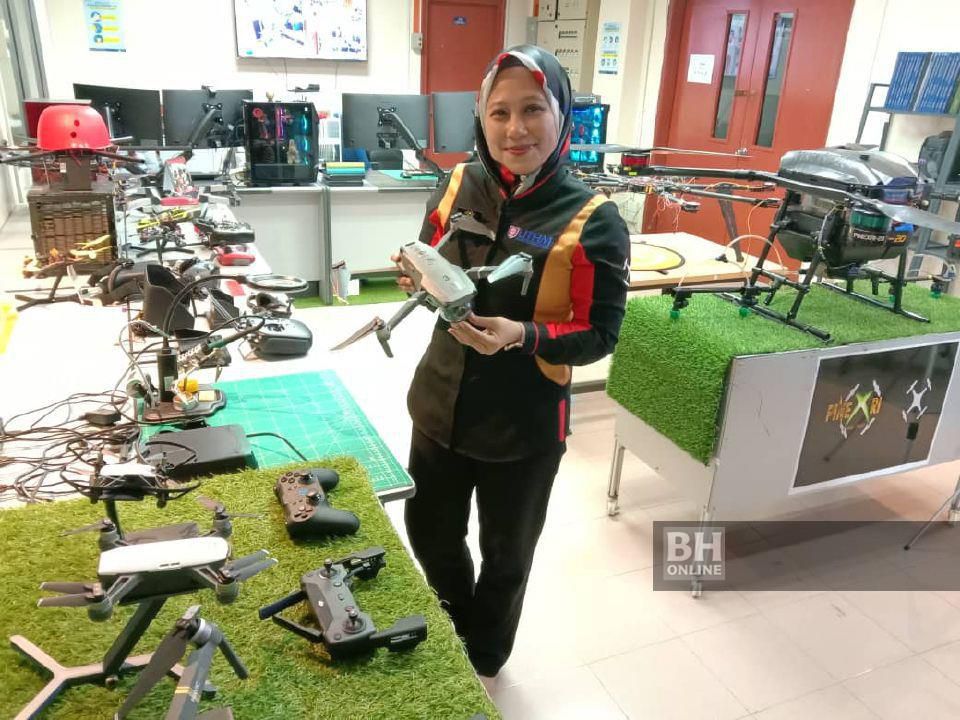 Siti Juita Mastura, wanita pertama Malaysia memiliki lesen Juruterbang Kawalan Dron Profesional. Foto Essa Abu Yamin