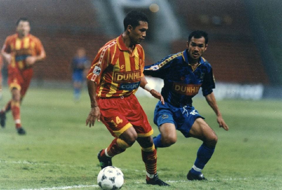 AKSI Bobby Chua ( kanan) ketika mewakili Sabah menentang Selangor dalam saingan liga pada tahun 1990an.