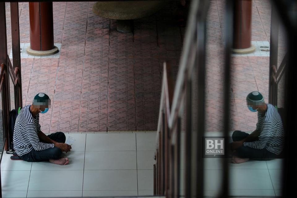Seorang lelaki duduk berhampiran tangga jejantas ketika tinjauan gelandangan di Plaza Low Yat. - NSTP/Asyraf Hamzah