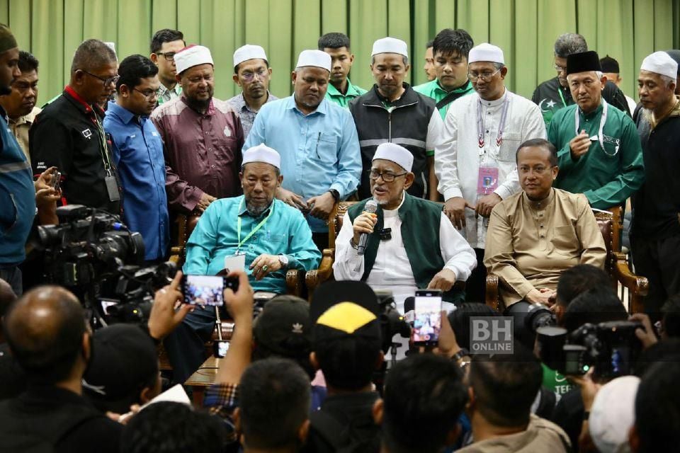 Presiden PAS, Tan Sri Abdul Hadi Awang (duduk tengah) pada sidang media selepas Perikatan Nasional (PN) Terengganu menang semua 32 kerusi DUN dan satu kerusi Parlimen pada PRN serta PRK semalam. - Foto NSTP/Ghazali Kori