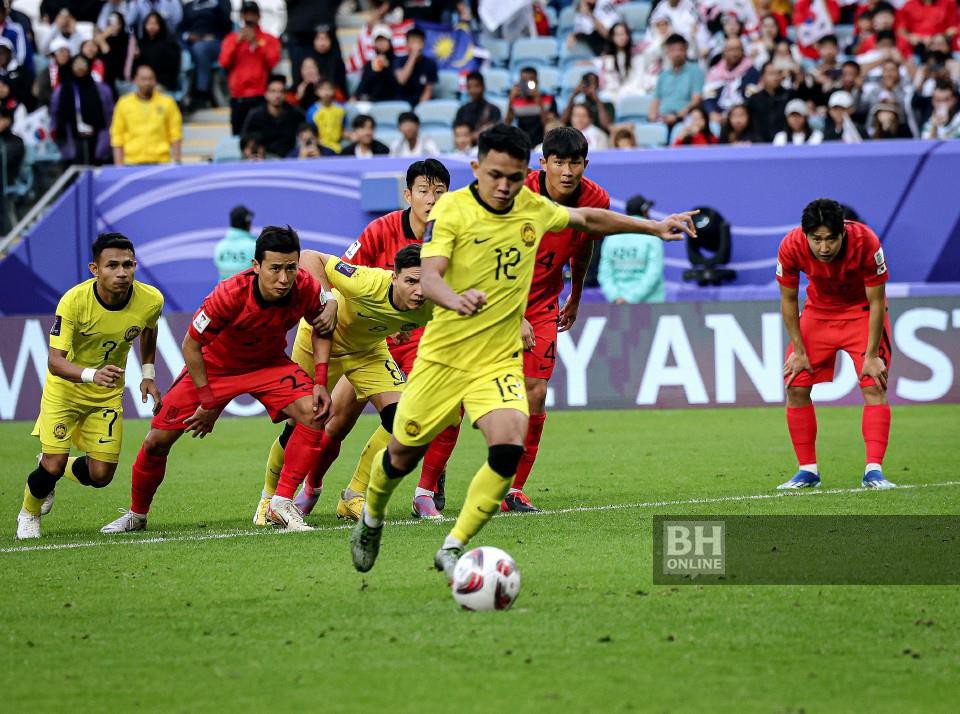 Pemain Malaysia Arif Aiman Hanapi menjaringkan gol menerusi sepakan penalti.