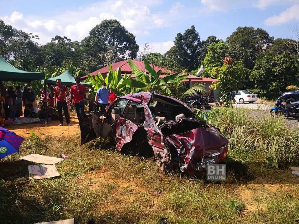 Keadaan kereta Toyota Corolla Altis yang terbabit dalam kemalangan di Kilometer 84, Jalan Lipis-Merapoh sehingga mengorbankan tiga nyawa, petang tadi. - Foto ihsan polis