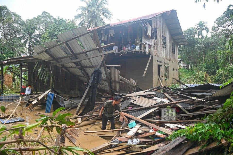 Tg Mohd Zulkurnain melihat keadaan rumahnya di Kampung Shukor di Hulu Dungun yang ranap dibadai kepala air susulan hujan lebat semalam. - NSTP/ZATUL IFFAH ZOLKIPLY